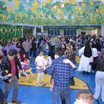 Alunos do Colégio Santa Catarina de Sena dançando quadrilha no Arraiá de 2026